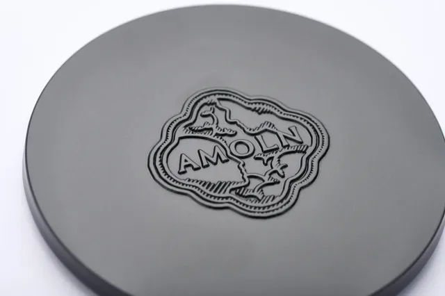 amoln-kerzendeckel-duftkerze-metall-mit-logo image 1
